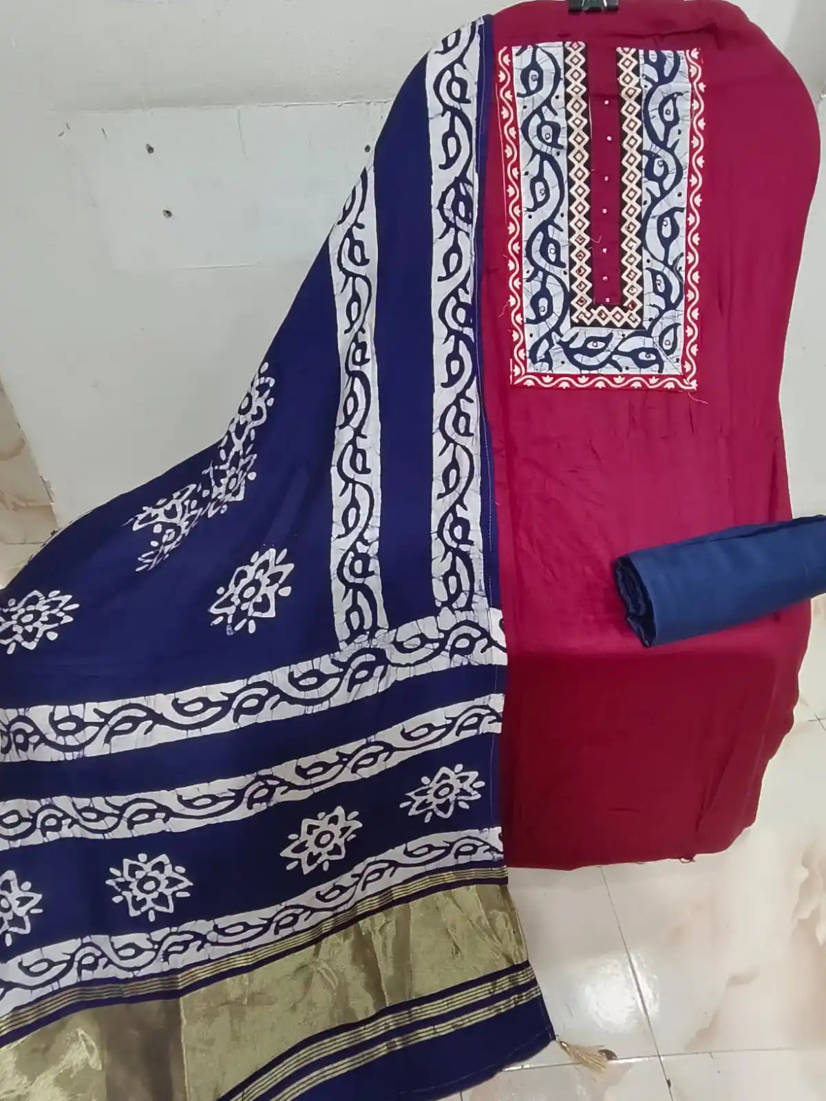 Handloom, Batic Unstitched Suit in Jam Cotton Fabric With Lakda Patta Dupatta