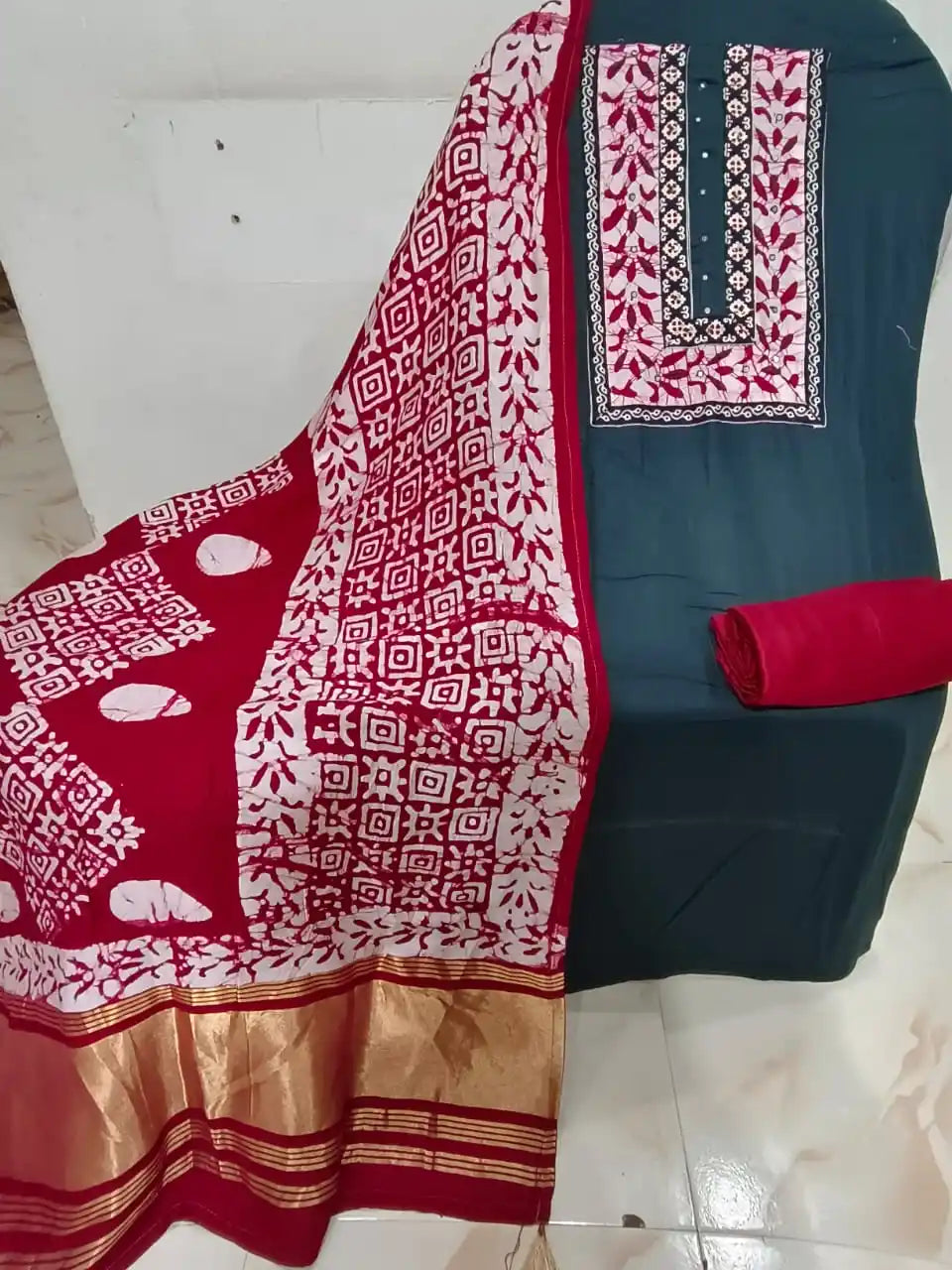 Handloom, Batic Unstitched Suit in Jam Cotton Fabric With Lakda Patta Dupatta