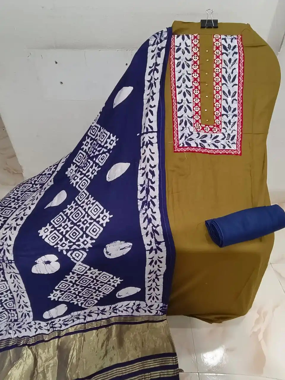 Handloom, Batic Unstitched Suit in Jam Cotton Fabric With Lakda Patta Dupatta