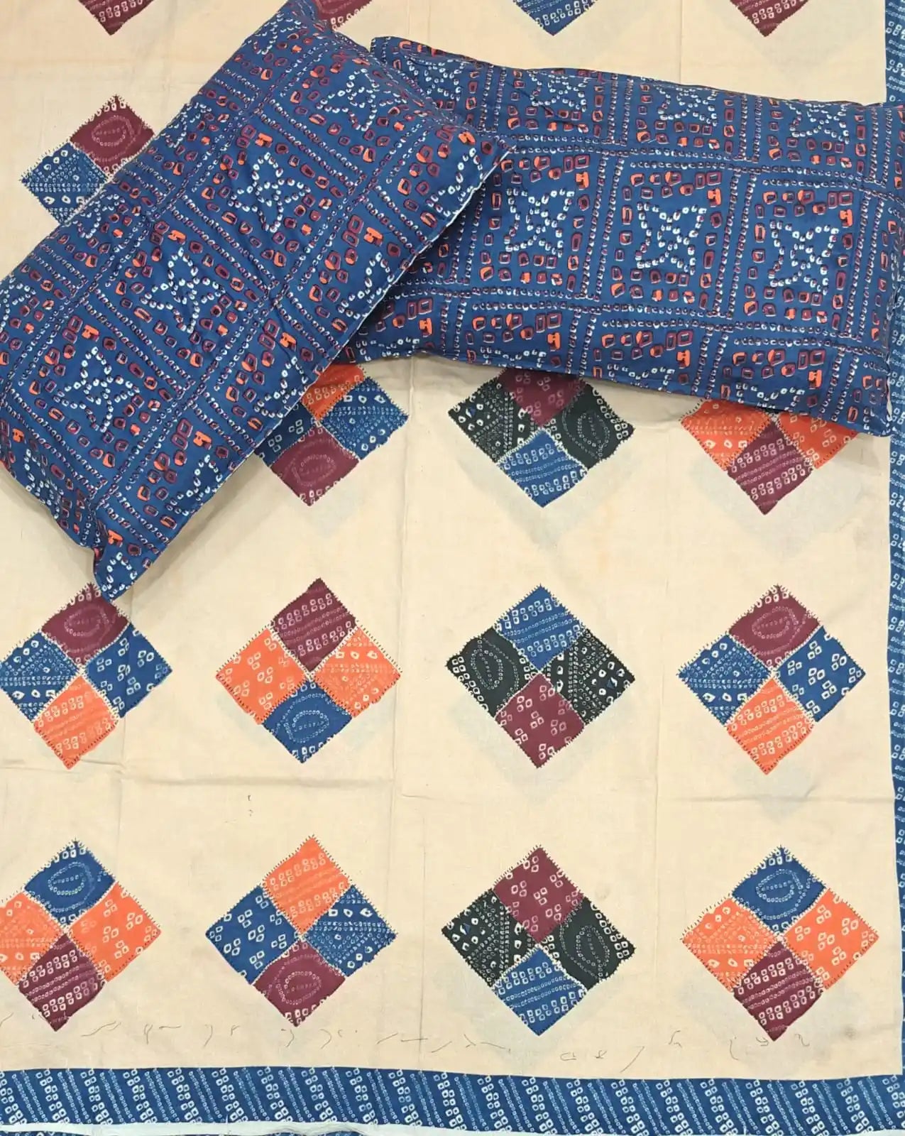 Super king size cotton bedsheet with 2 matching pillow covers featuring a colorful geometric pattern.