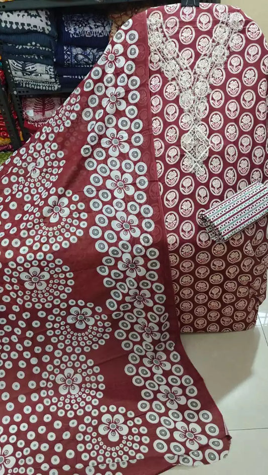 Daily wear maroon floral cotton suit with white floral ring print and lace embroidery from ASC Fashion Store.